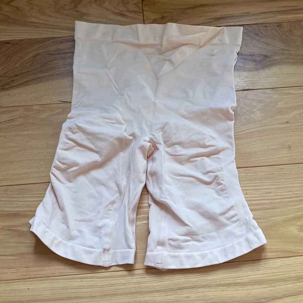 SKIMS SCULPTING MID THIGH SHORTS - Picture 2 of 4